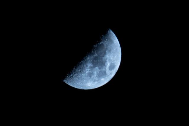 日の丸構図で撮った月の写真