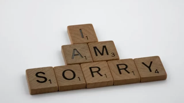 「すいません」と「すみません」の違いを解説。ビジネス上適切な謝罪表現とは