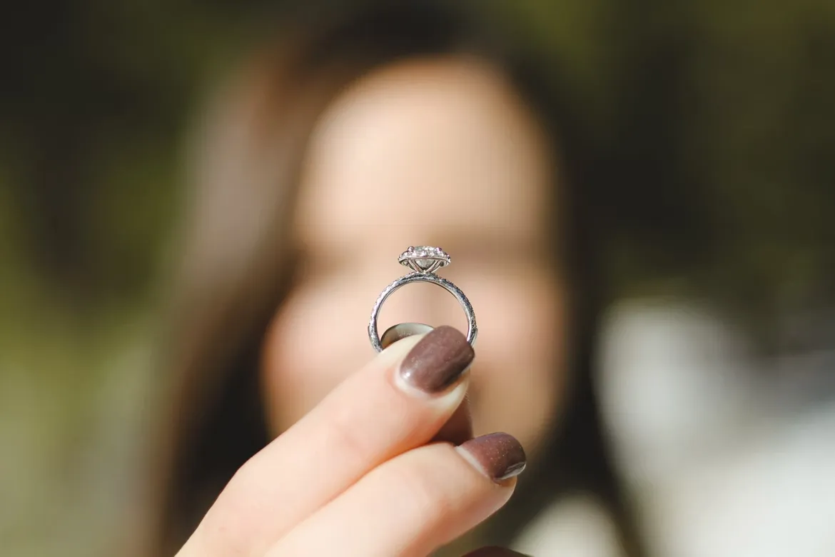 指輪を渡してプロポーズ