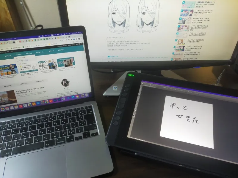 M1 Macbook Airに2台のディスプレイを繋いで出力している写真